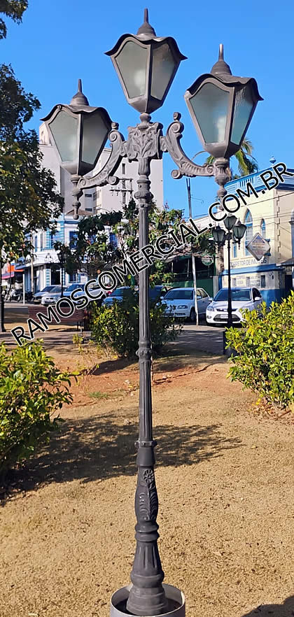 Poste jardim colonial